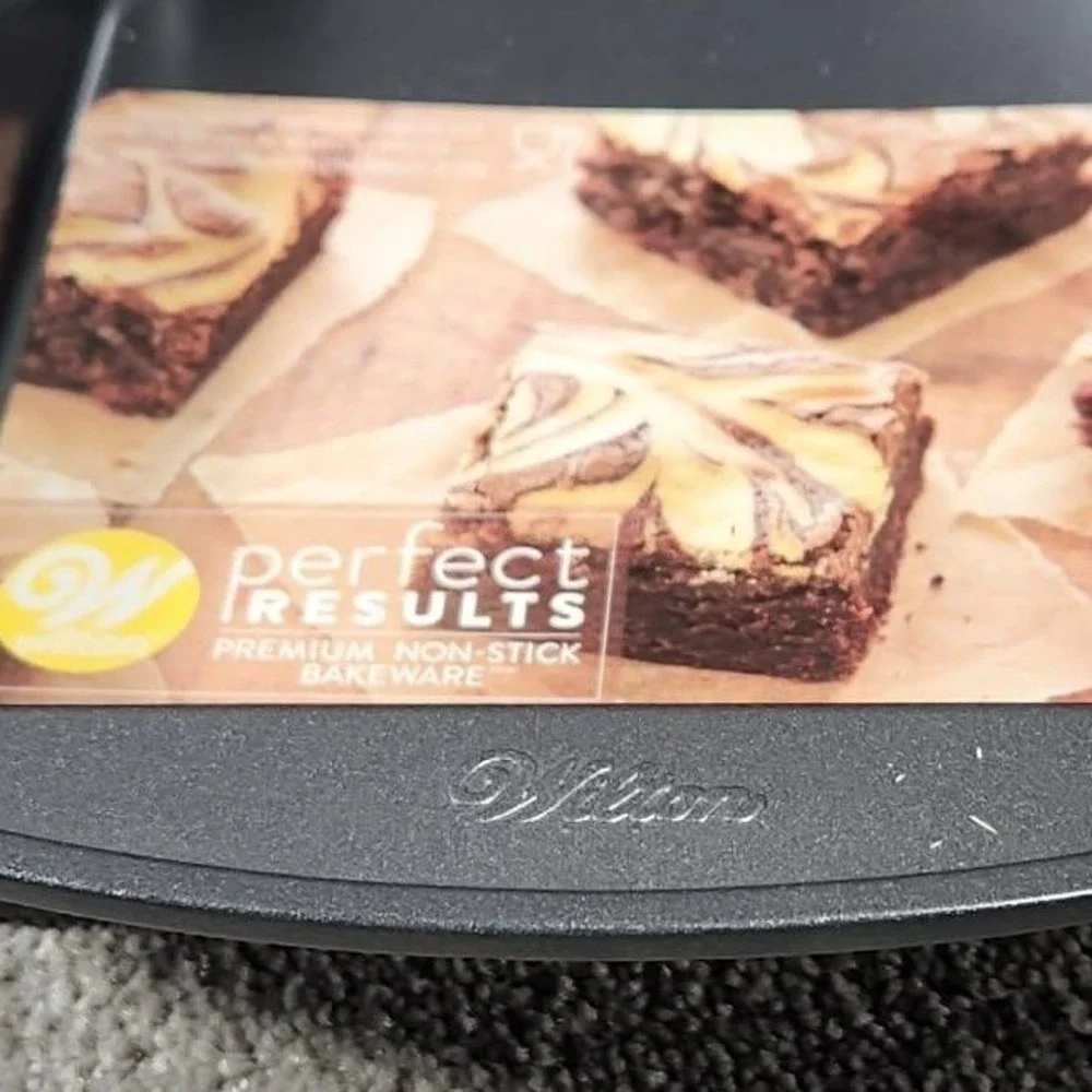 Wilton Square Cake‎ Pan Dark Gray Non-Stick Perfect Results Bakeware 8x8x2 Inch